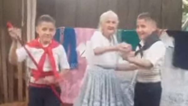Abuela ayudó a sus nietos bailando danza paraguaya