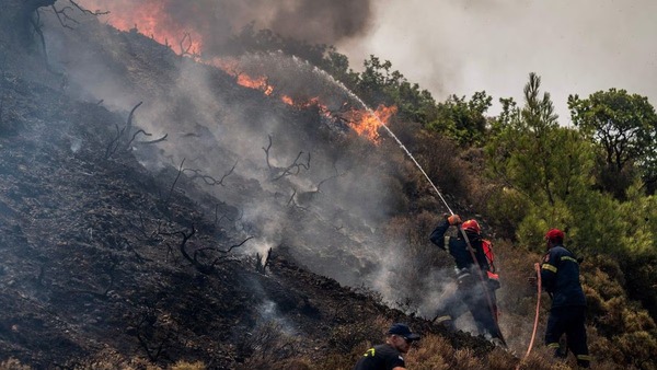 Principales incendios en Grecia fueron contenidos pero siguen activos en Italia | 1000 Noticias