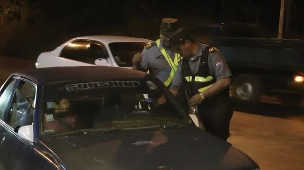 Video: agentes de Caminera que hacían alcotest fueron echados a pedradas en Caacupé - Nacionales - ABC Color