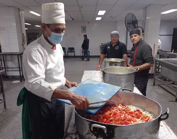 Luego de 49 años, don Celso dice adiós a la cocina del Hospital de Clínicas FCM-UNA - trece