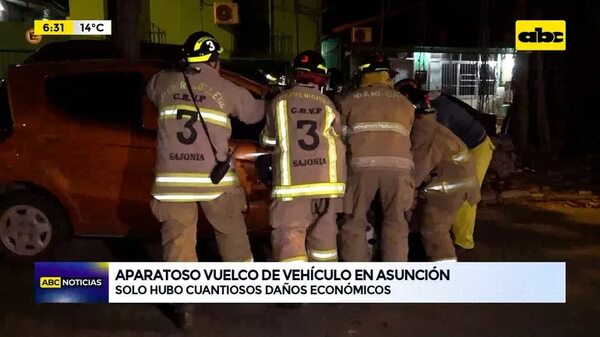 Video: Aparatoso vuelco de vehículo en Asunción - ABC Noticias - ABC Color