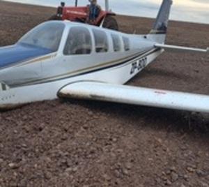 Sin heridos tras aterrizaje forzoso de avioneta en Curuguaty - Paraguay.com