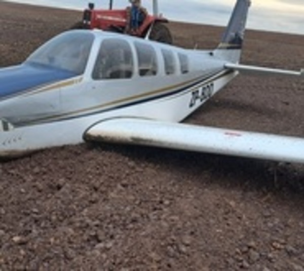 Sin heridos tras aterrizaje forzoso de avioneta en Curuguaty - Paraguay.com