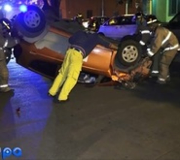 Choque y posterior vuelco en Asunción - Paraguay.com