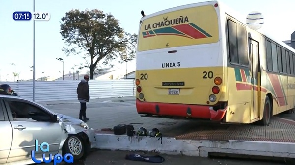 Mujer resulta herida tras choque entre automóvil y colectivo en Asunción - Noticias Paraguay