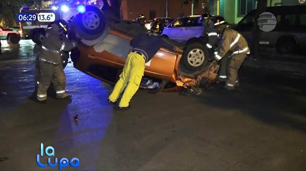 Choque entre vehículos termina en aparatoso vuelco en Asunción - Noticias Paraguay