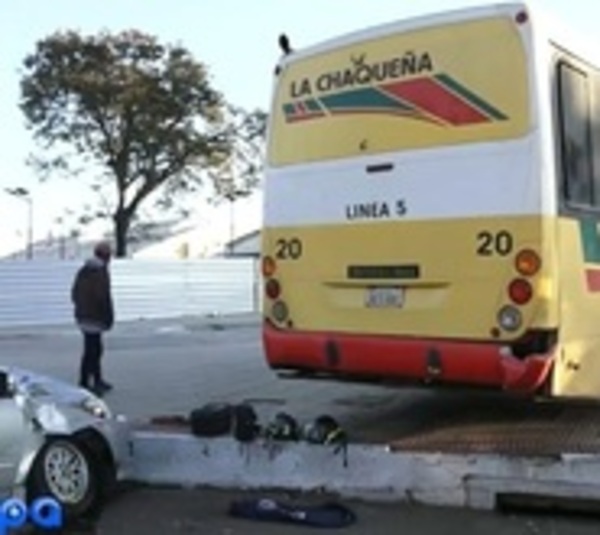 Asunción: Colectivo choca contra automóvil y deja una mujer herida - Paraguay.com