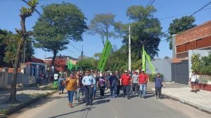 Piden mejor presupuesto: Sindicalistas y funcionarios de IPS fueron recibidos por Santiago Peña en su residencia - Política - ABC Color