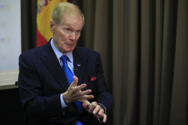 El administrador de la NASA visita el INVAP, la empresa de tecnología espacial argentina - MarketData