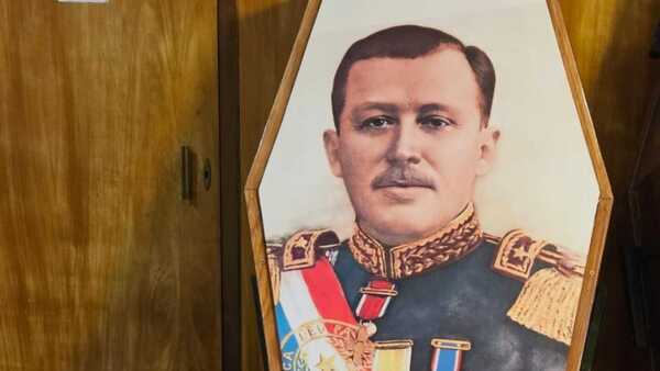 Jubilado ordenó plotear la foto de Stroessner en lo que será su ataúd