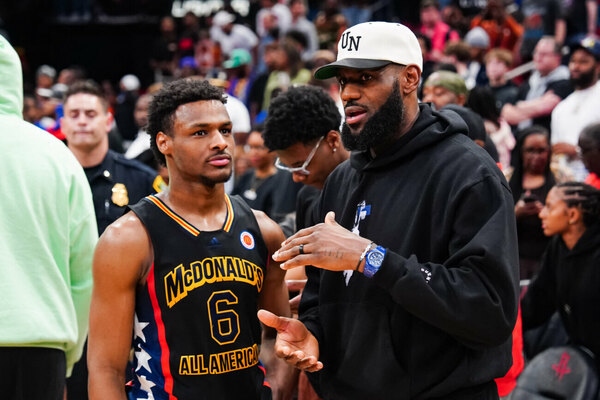 Versus / LeBron James muestra video de su hijo tocando piano tras alta del hospital