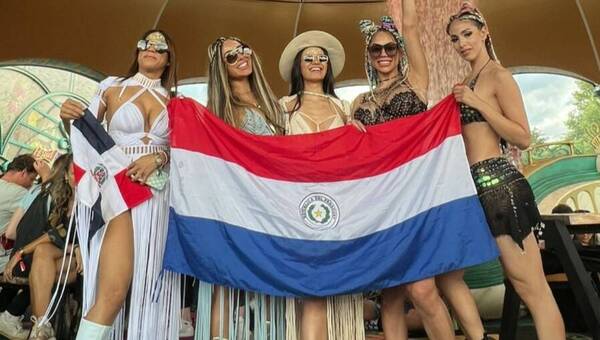 [VIDEO] Modelos con su bandera paraguaya en "Tomorrowland"