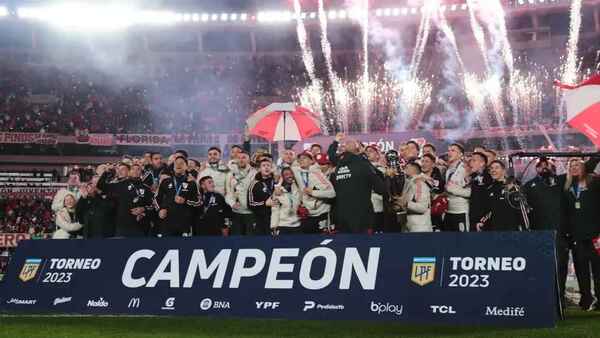 River Plate celebra su título y derrota a Racing en la última jornada
