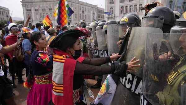 Policía peruana reprime por tercer día consecutivo protestas contra Dina Boluarte