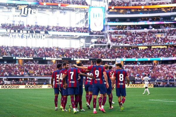 El Barcelona golea al Real Madrid en un caliente clácico de Dallas