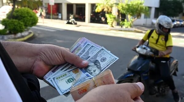 Cambista fue asaltado y despojado de dinero en pleno microcentro de Ciudad del Este - ABC en el Este - ABC Color