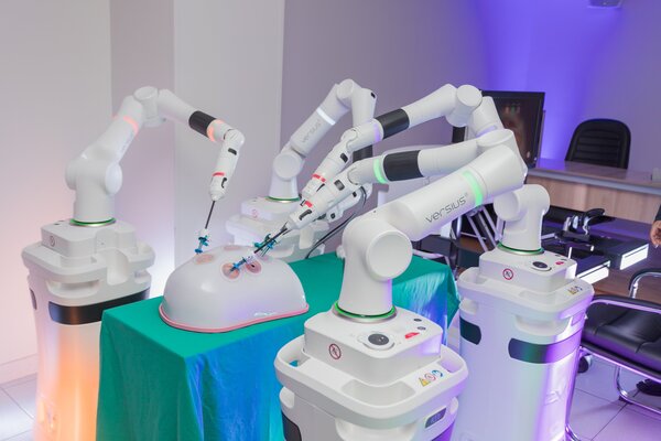 Diario HOY | Así es 'Versius', el novedoso robot cirujano que llegó al país