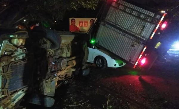 Camión chocó contra tres vehículos, tras perder los frenos en Ciudad del Este - trece