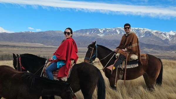 Lali González y su galán galopan por Mendoza
