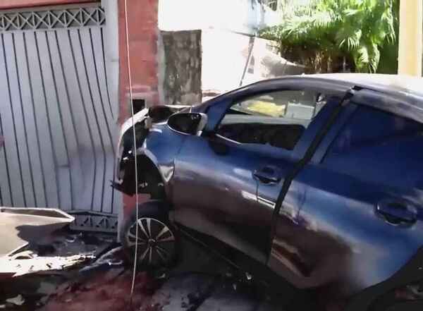 Conductor sufre amputación y acompañante fallece en fuerte choque