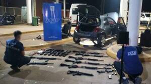 ¿Iban “Rambo” y “Terminator” adentro? Pillan auto con ¡12 armas de guerra! rumbo a Paraguay