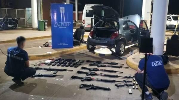 ¿Iban “Rambo” y “Terminator” adentro? Pillan auto con ¡12 armas de guerra! rumbo a Paraguay