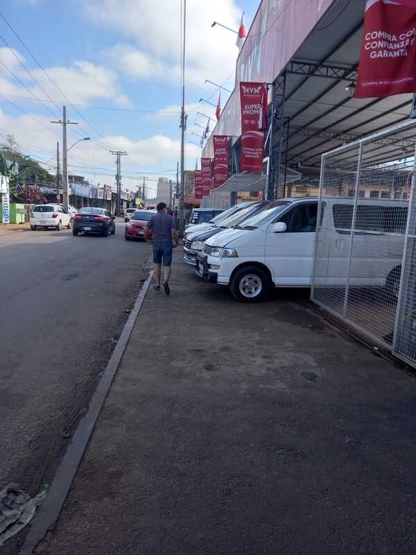 INVASIÓN DE VEREDAS DONDE LOS PEATONES CADA DÍA ESTÁN MÁS PEA - TON - La Voz del Norte