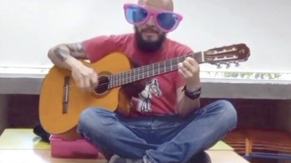 Con cantos y bailes kachiãi profe enseña guaraní a niños