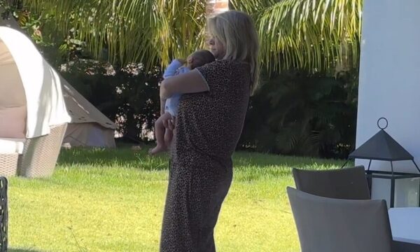 (VIDEO)Nadia Ferreira presume como su mami cuida a su bebé