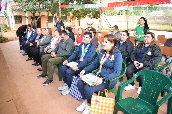 Participantes de La Colmena en las Olimpiadas Especiales recibieron reconocimiento.