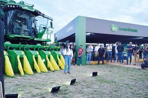 AUTOMAQ JOHN DEERE Lanzó la nueva cosechadora de algodón CP770 en la Expo Pioneros