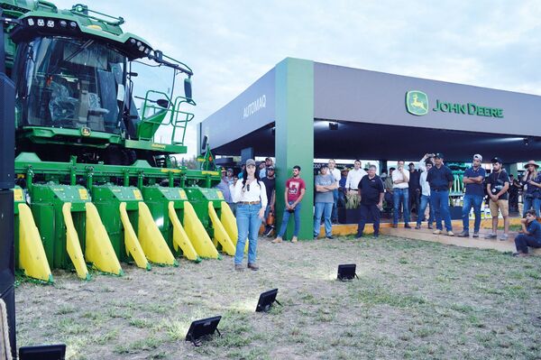 AUTOMAQ JOHN DEERE Lanzó la nueva cosechadora de algodón CP770 en la Expo Pioneros