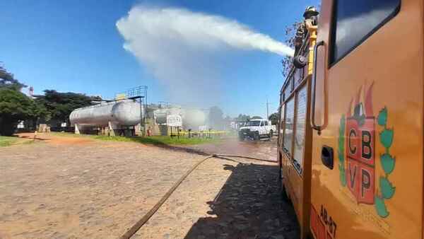 Bomberos controlan fuga de gas en planta de insecticidas en Itauguá