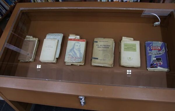 Diario HOY | Libros de Roa Bastos hallados en Argentina se exhiben en la Manzana de la Rivera