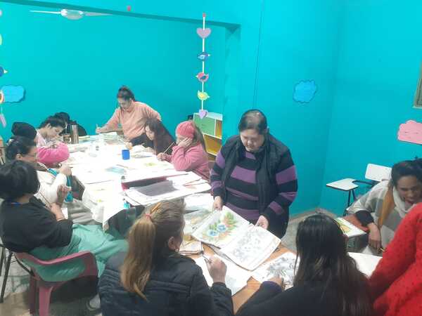 Estudiantes universitarios de Itapúa colaboran con la reinserción social de mujeres privadas de libertad