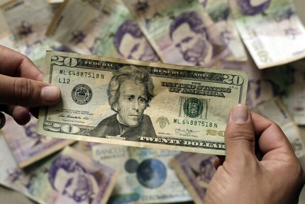 El dólar sigue por debajo de los 4.000 pesos colombianos y llega a su mínimo en un año - MarketData