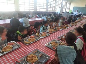 Tras un 2022 sin un plato de comida, finalmente llegó el almuerzo escolar a San Alberto, pero con un gran retraso - ABC en el Este - ABC Color