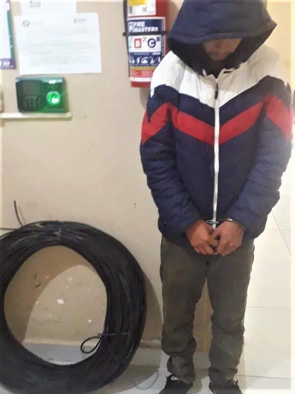 Detienen a un joven por hurtar 150 metros de cable y un alumbrado en Sapucái - Policiales - ABC Color