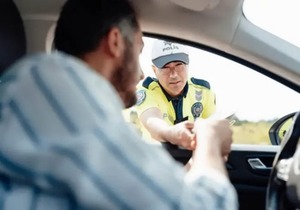 Un hombre ruso se disfrazó de policía y trabajó junto a agentes de tránsito durante 2 meses