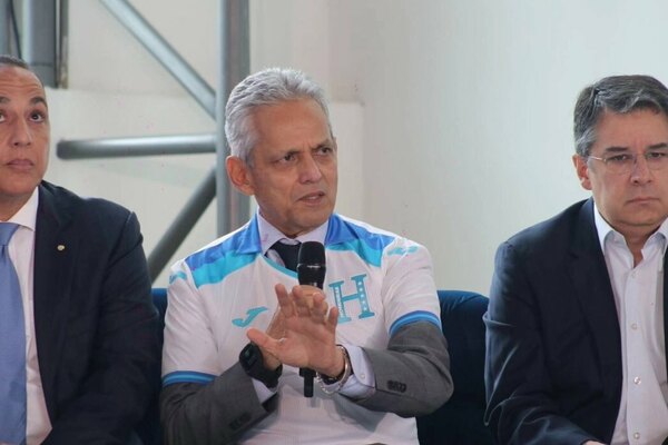 Versus / Reinaldo Rueda asume como nuevo DT de Honduras