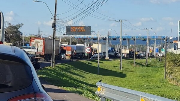 Fila de 6 kilómetros de vehículos se formó por bloqueo del puesto de peajes de Ypacaraí