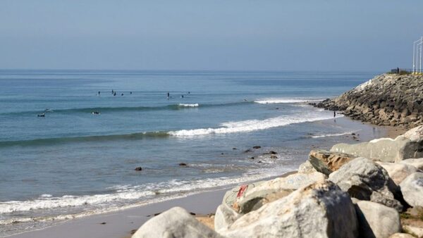 Encuentran cadáver en un barril en playa de Malibú