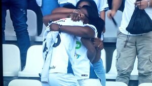 Versus / Insólito: Juvenil sube a la tribuna para abrazar a su mamá en el festejo de un gol y se va expulsado