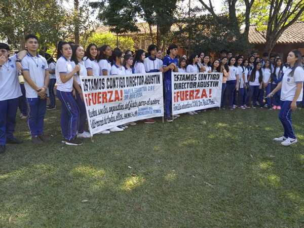 Alumnos del CRE se movilizan a favor de director separado - Radio Imperio 106.7 FM