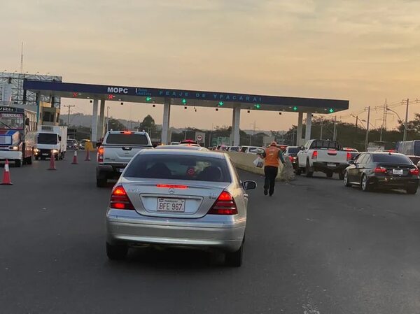 Trabajadores del volante critican suba del precios del peaje de Ypacaraí - Economía - ABC Color