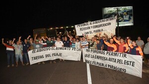 Camioneros en protesta por fuerte aumento del peaje de Ypacaraí