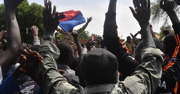 La Nación / Francia inicia evacuación de sus ciudadanos de Níger
