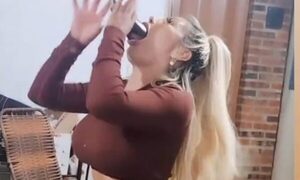 Cuerona mostró su talento de “garganta profunda”