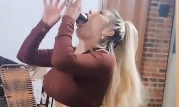 Cuerona mostró su talento de “garganta profunda”