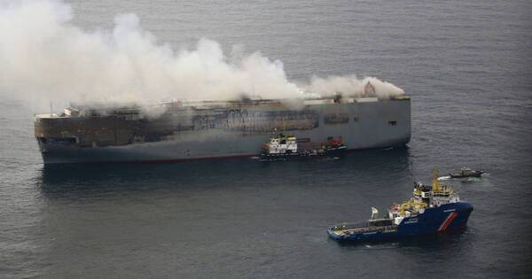 La Nación / Arde buque con casi 4.000 autos frente a Países Bajos